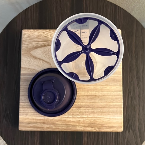 ❤️3/$25 Tupperware Shake Tumbler Purple Lid Make Shakes, Gravy, Salad Dressing - Picture 3 of 9